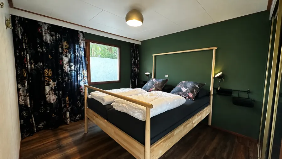 Master bedroom met tweepersoonsbed